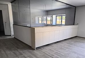 ΕΡΜΑΡΙΑ ΜΕ ΚΕΝΟ ΣΤΟ ΠΑΝΩ ΜΕΡΟΣ ΓΙΑ ΓΛΑΣΤΡΑ